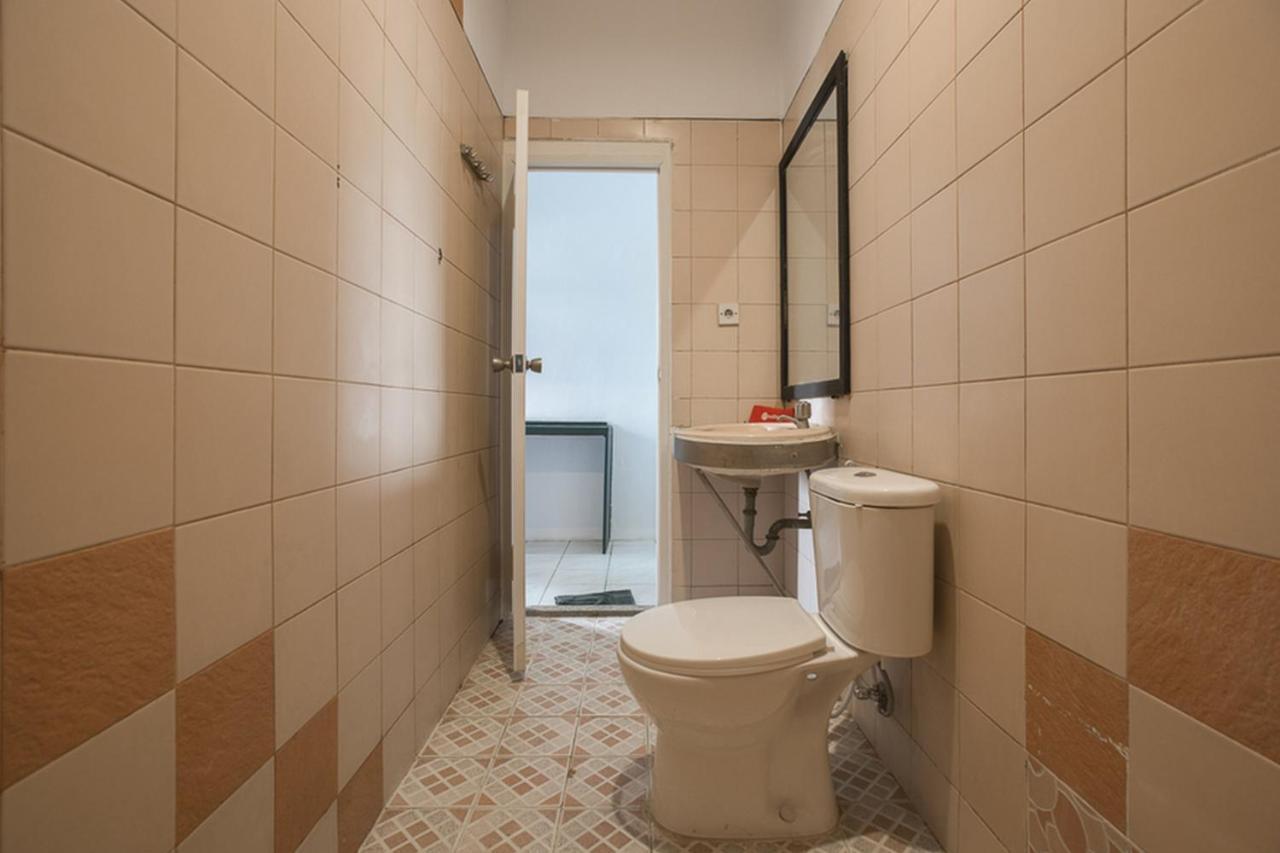 Reddoorz Plus Near Jakarta Kota Station Exterior foto
